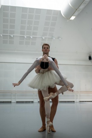 Royal ballet Swan lake Chloe Misseldine Michal Krcmar Photo Dancersdiary (10)